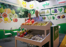 Xiamen Rayen is a pomelo grower and exporter. This year’s pomelo harvest is affected by the weather, and yield is 50% lower than in previous seasons. The fruit is also larger in size. Hot weather with a lot of rain and winds is the cause of this. To the right is Steven Yang.